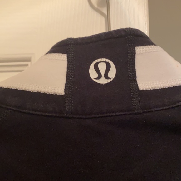 Lululemon size 4 Black & White fitted jacket - Picture 5 of 5